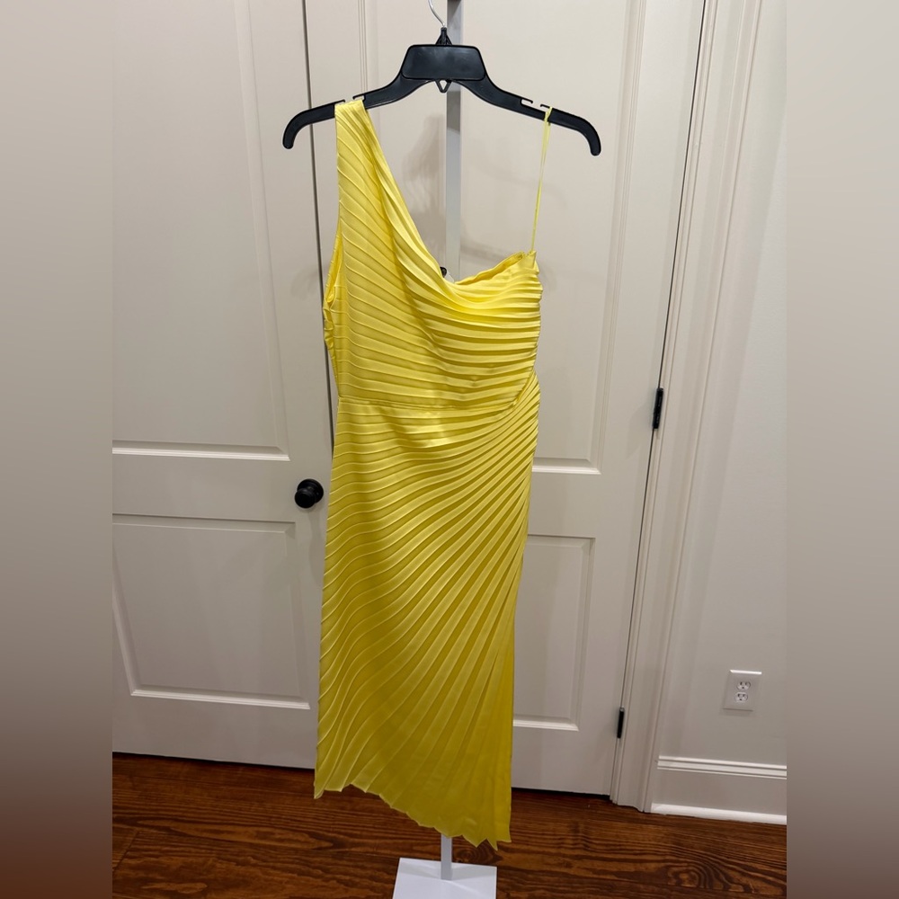 Belle Badgley Mischka Kelsey Pleated One Shoulder Yellow Dress 8 NWT - Picture 4 of 4